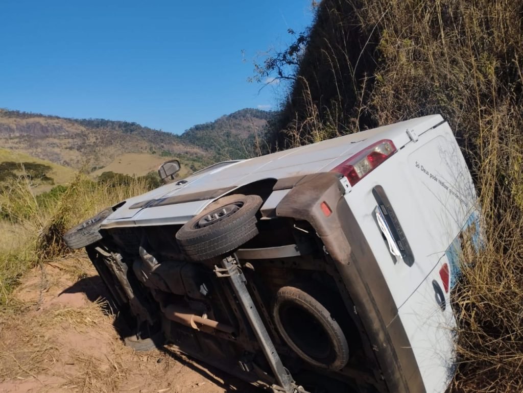 Motorista capota furgão ao tentar evitar colisão na BR-267, em Leopoldina