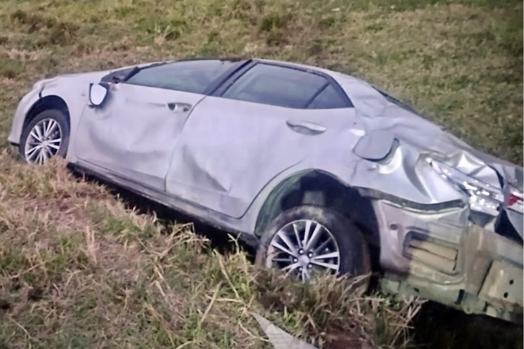 Carro com cinco pessoas capota e cai em ribanceira na BR-267