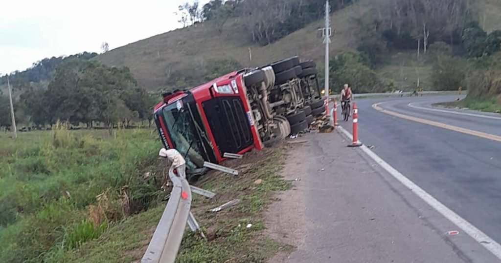 Carreta carregada com frutas tomba na BR-116, em Leopoldina