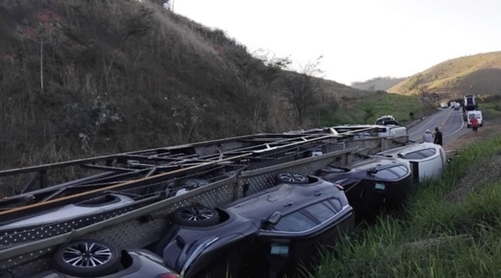 Carreta-cegonha tomba na BR-116 entre Leopoldina e Além Paraíba