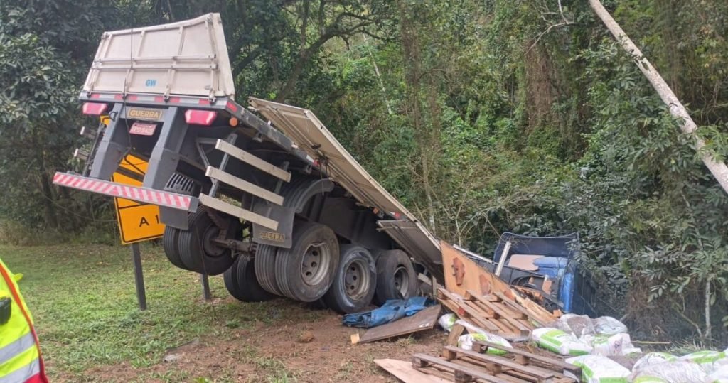 Carreta carregada com fertilizante cai em ribanceira na BR-116