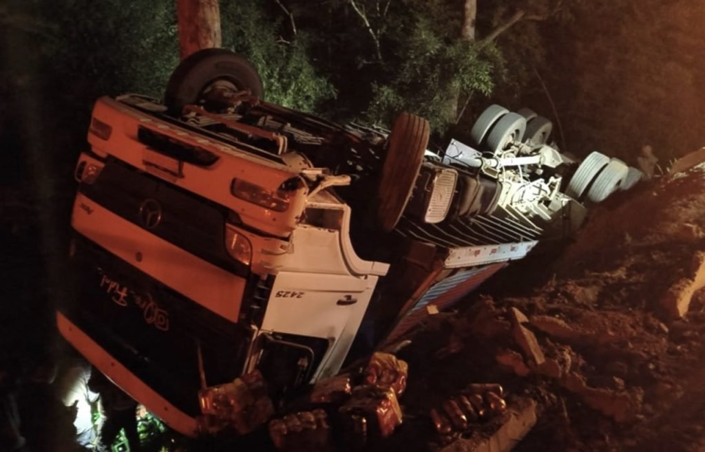Caminhão carregado com cerveja tomba na BR-116, em Leopoldina