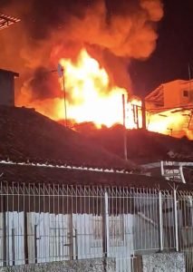 Incêndio destrói loja na