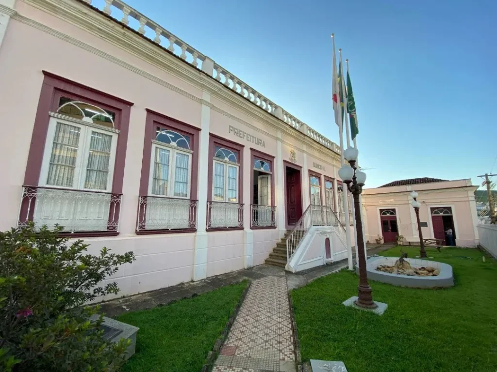 Câmara de Leopoldina abre CPI para apurar compra de flores exóticas