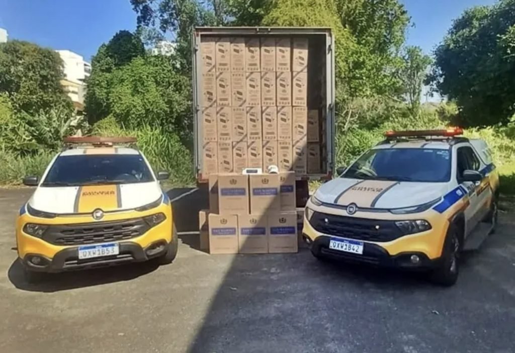 Polícia Rodoviária apreende caminhão com cigarros contrabandeados