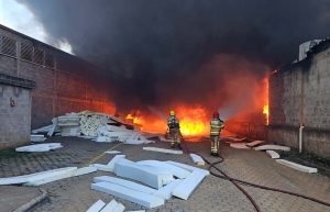 Incêndio de grandes proporções
