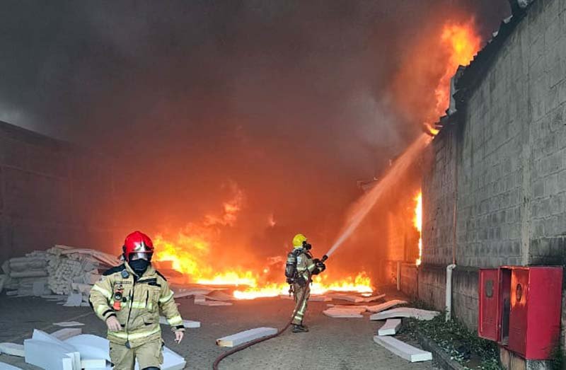Incêndio de grandes proporções destrói fábrica de móveis em Ubá