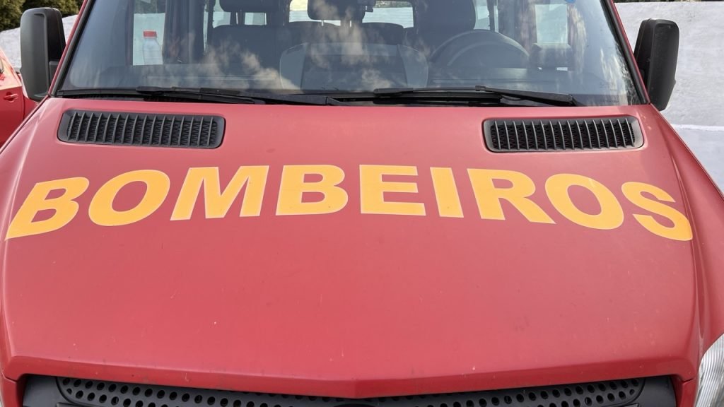 Bombeiros socorrem homem ferido na Rua Major Vieira