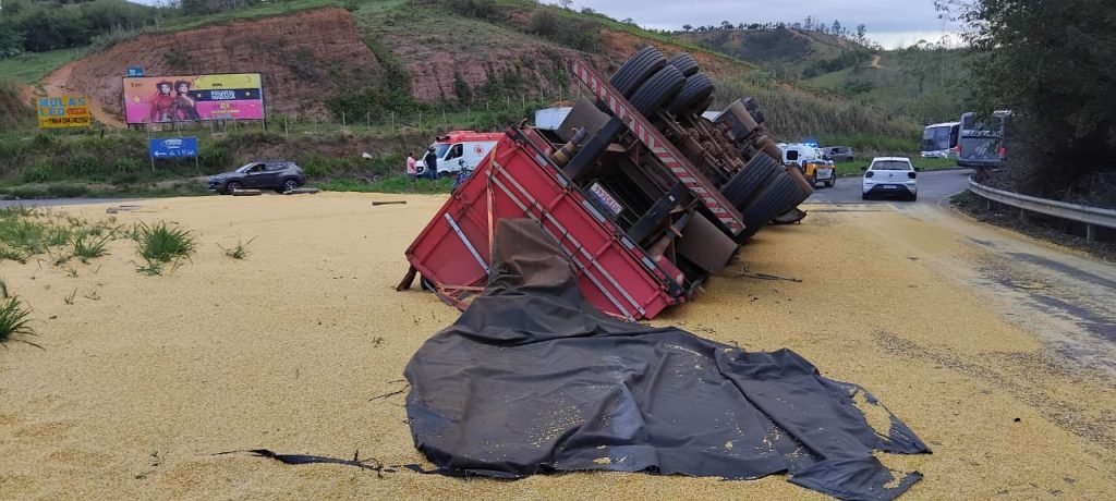 Carreta com milho tomba no trevo de chegada a Cataguases ​