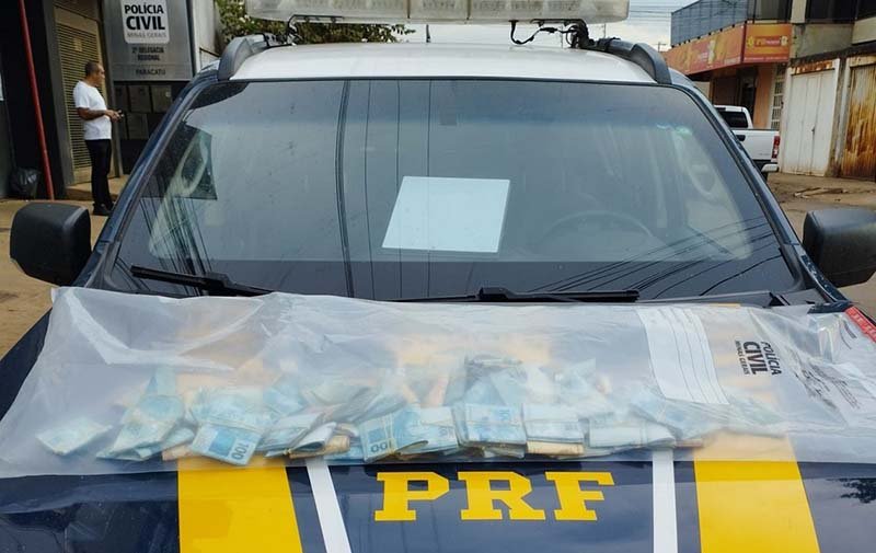 Prefeito de Vieiras é flagrado com mais de R$ 90 mil em mala