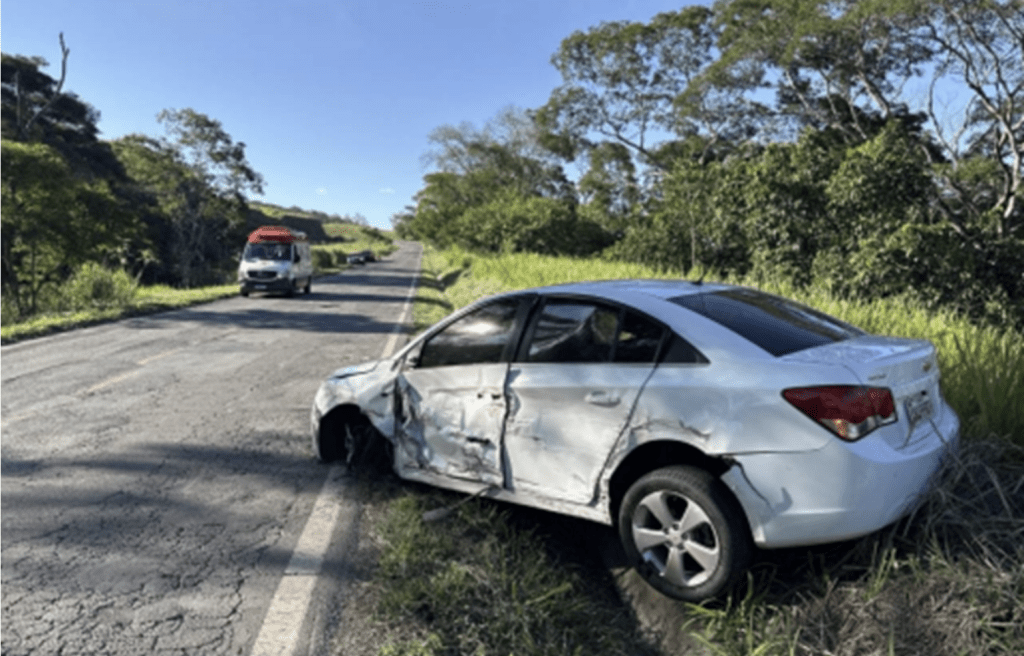 Colisão deixa mulher ferida na BR-267 entre Tebas e Argirita