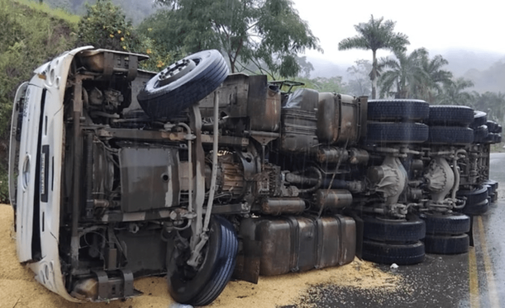 Carreta tomba próximo ao trevo de Itamarati de Minas