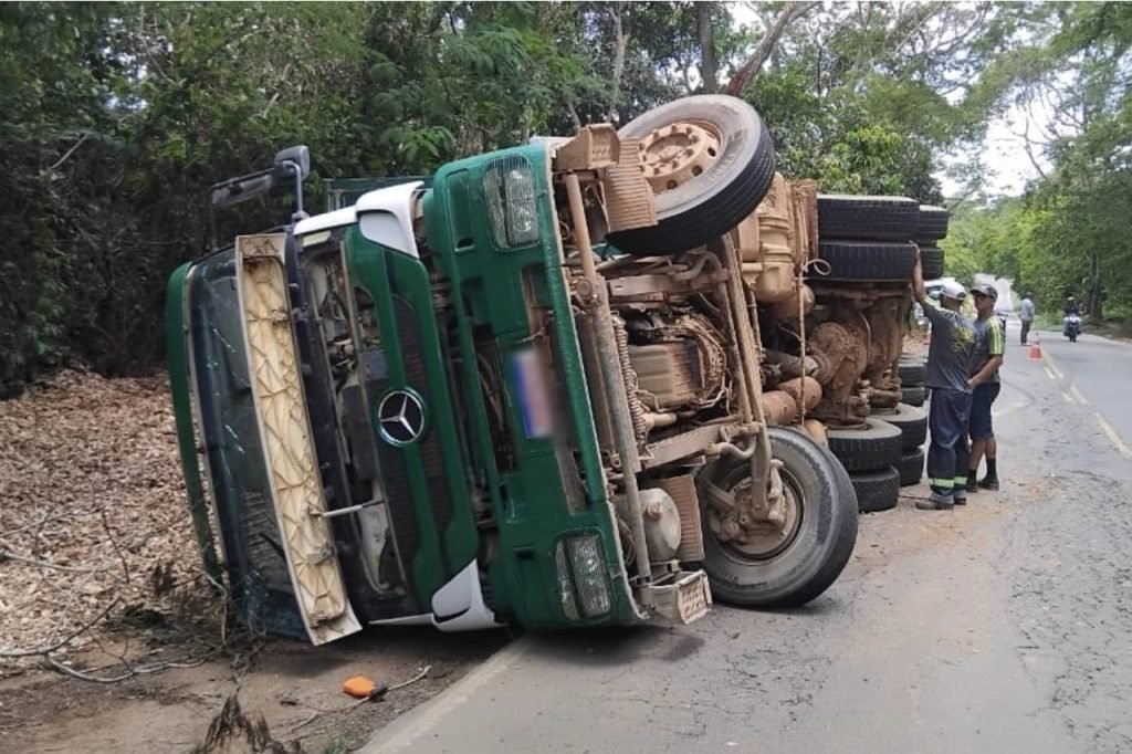 Carreta tomba na MG-120 entre Cataguases e Leopoldina