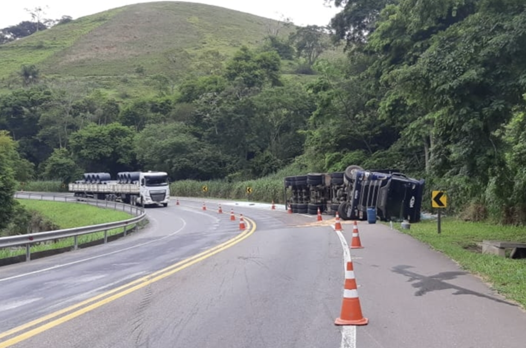 Motorista sai ileso após carreta tombar em Leopoldina