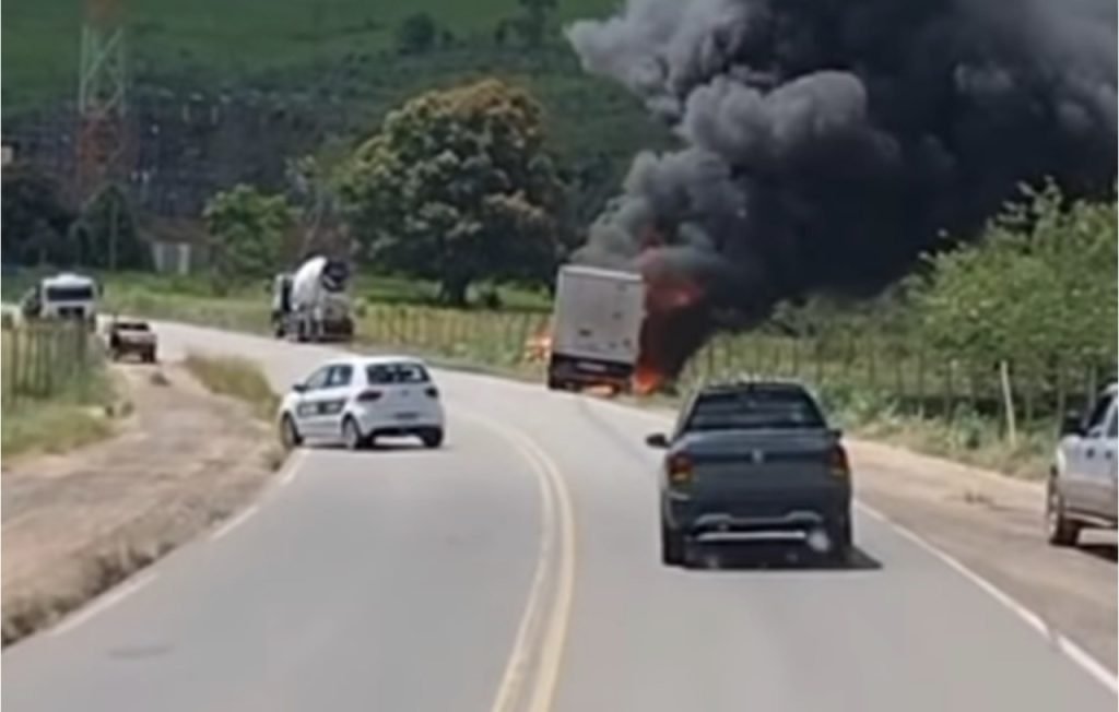 Caminhão com frango congelado pega fogo e carga é saqueada