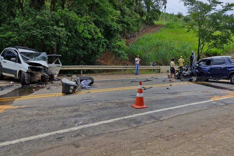 Seis pessoas ficam feridas após colisão entre dois veículos