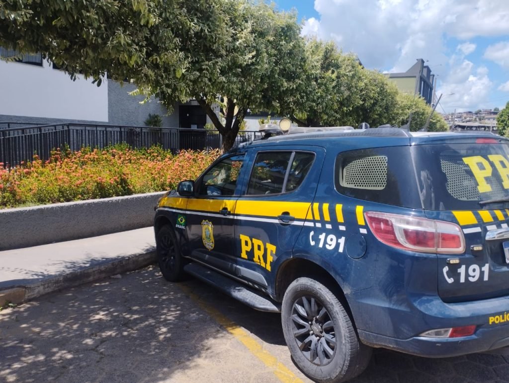 PRF prende homem com mandado de prisão por homicídio