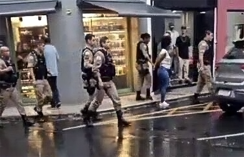 Mulher se passa por funcionária para dar golpe e é presa em Ubá