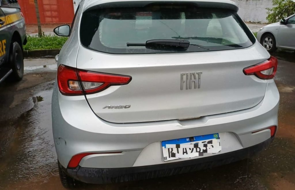 PRF recupera veículo roubado na BR-116, em Muriaé