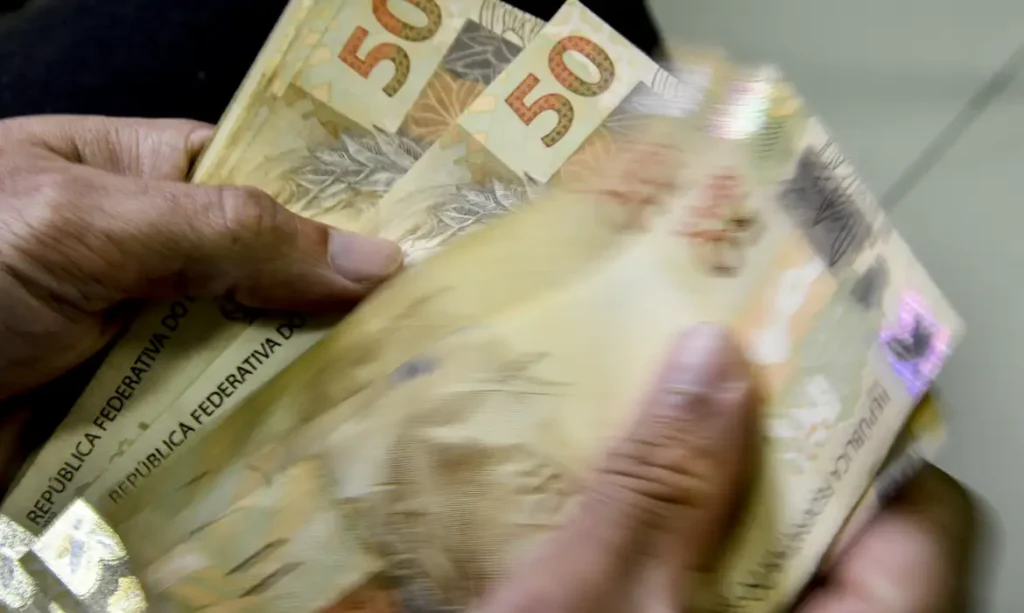 Entram em vigor o novo salário mínimo e isenção do Imposto de Renda