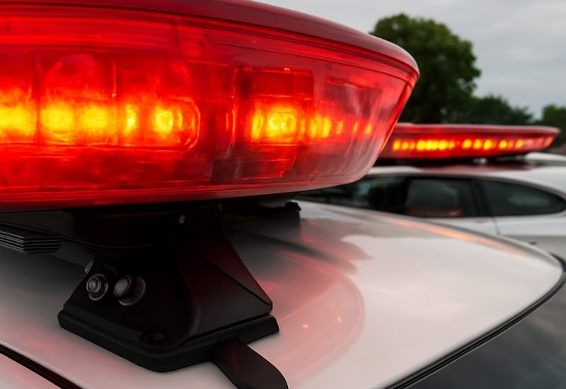 Ladrões arrombam supermercado e levam chocolates, cigarros e uísque