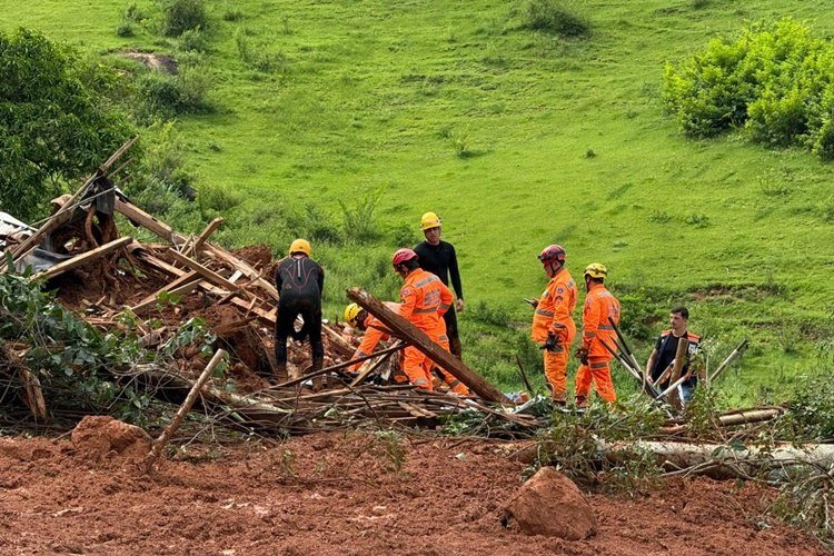 Família morre soterrada após terra atingir casa, em Eugenópolis