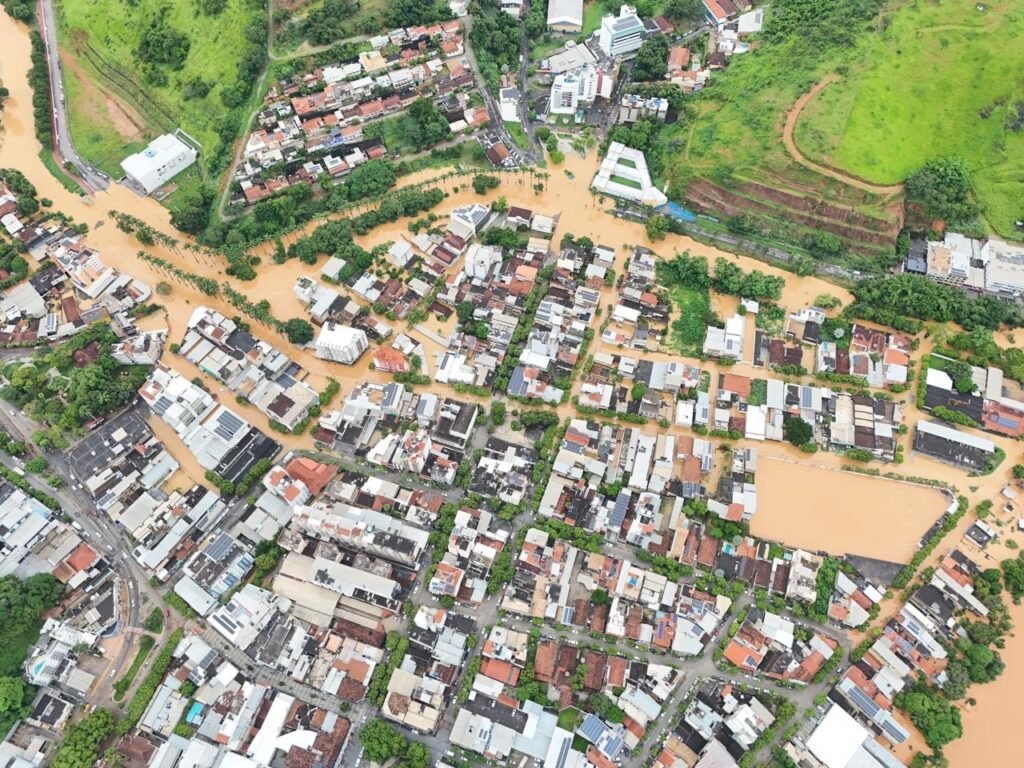 Chuva histórica deixa centenas de famílias fora de casa