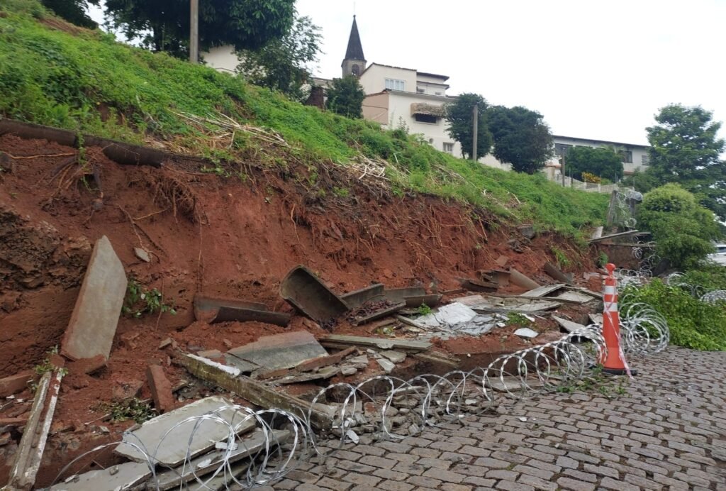 Chuva alaga ruas e provoca queda de barreiras em Leopoldina