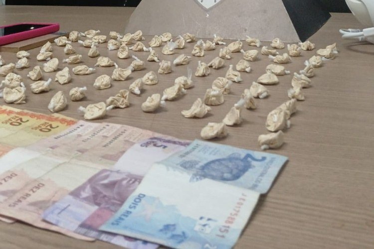 Casal é preso em Muriaé, dentro de casa, por tráfico de drogas