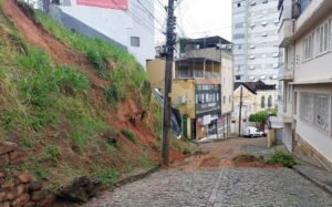 Chuva alaga ruas e