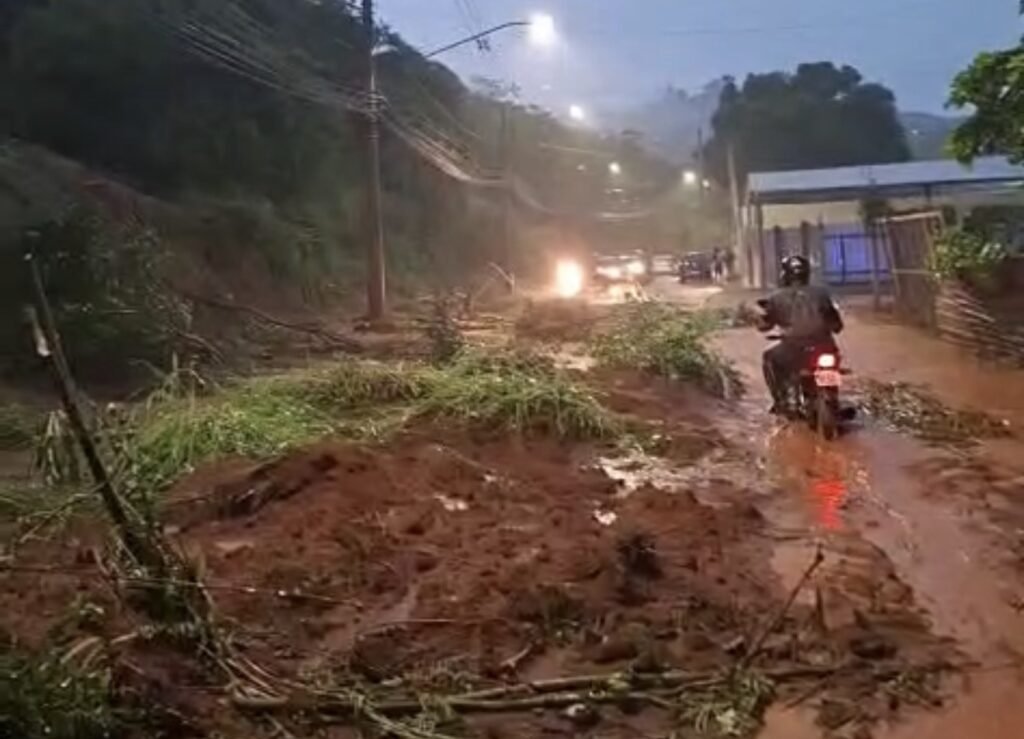 Forte temporal alaga várias ruas em Cataguases