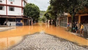 Chuva histórica deixa centenas