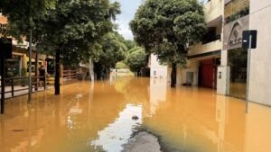 Chuva histórica deixa centenas
