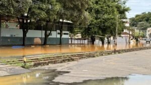 Chuva histórica deixa centenas