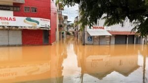 Chuva histórica deixa centenas