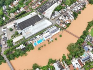 Chuva histórica deixa centenas