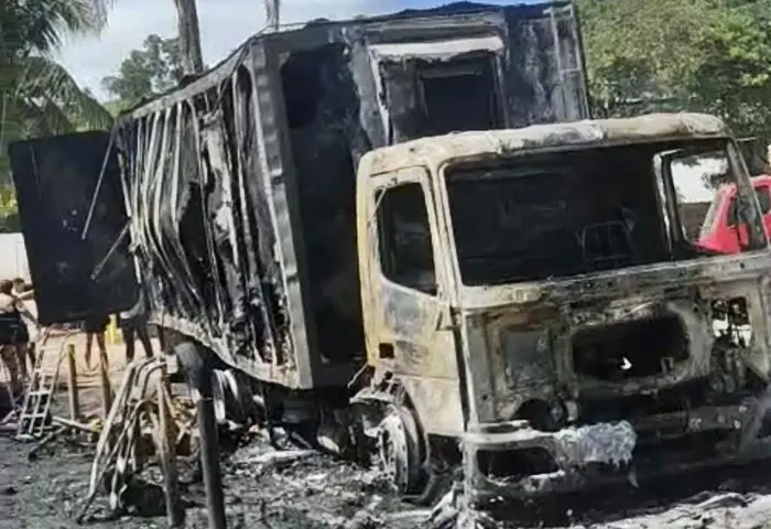 Incêndio atinge 2 caminhões e 9 motocicletas em Visconde do Rio Branco