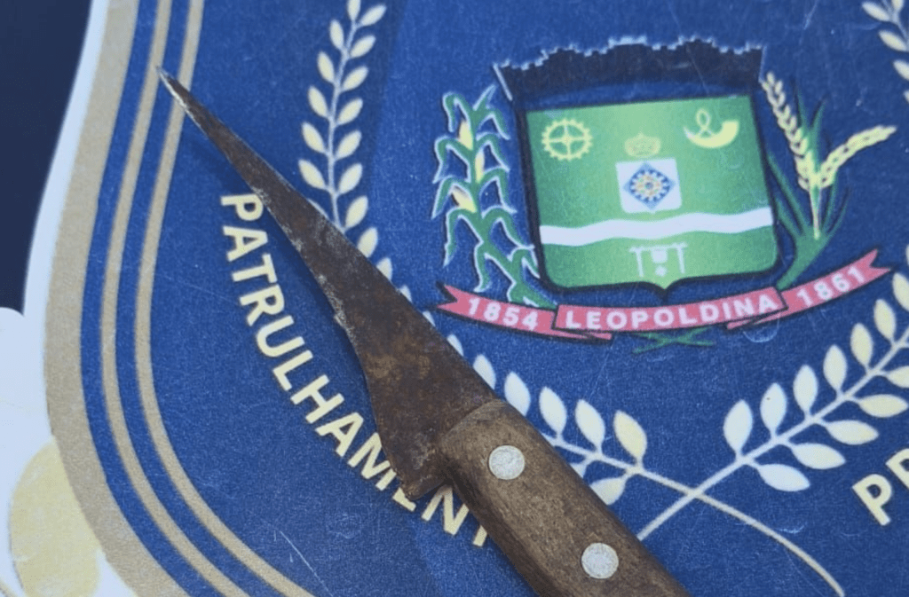 Mulher é presa após ameaçar outra com faca, em Leopoldina