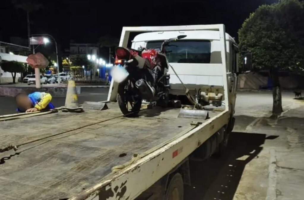 Motociclista sem CNH tenta fugir da PM na BR-267