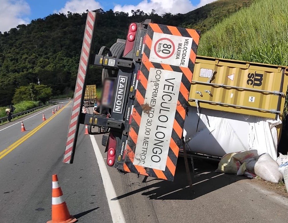 Carreta com café tomba na BR-116, em Leopoldina, e PRF impede saque