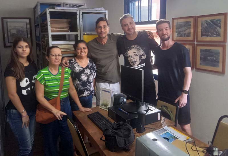 Oficina de fotografia leva participantes ao acervo histórico do Instituto Chica