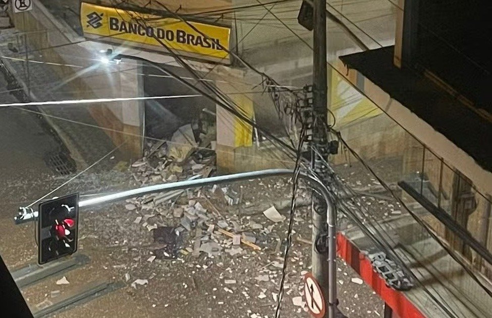 Criminosos explodem agência bancária e aterrorizam Guidoval