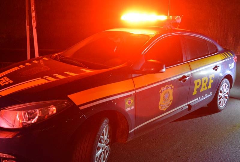 Jovem fica gravemente ferido após capotamento na BR-116