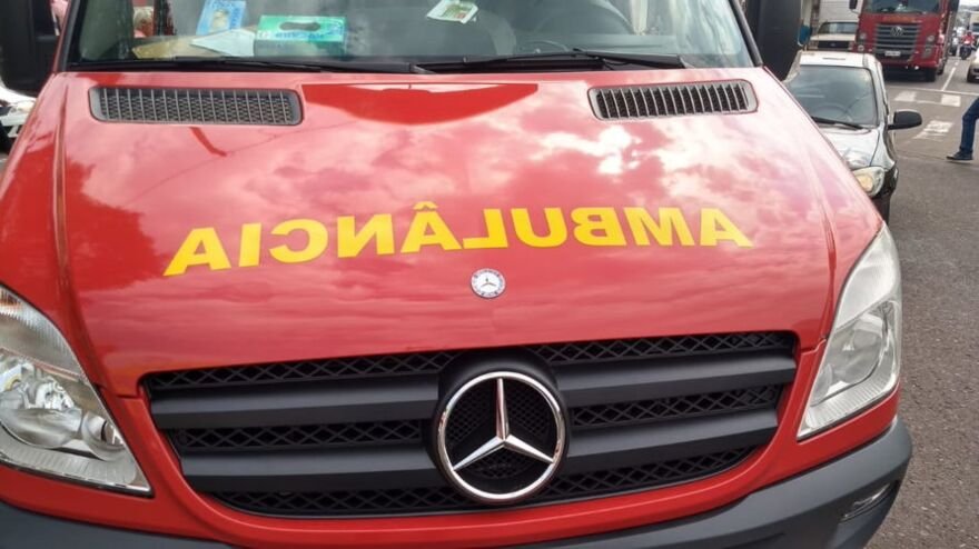 Jovem morre após moto bater em poste na Reta da Saudade