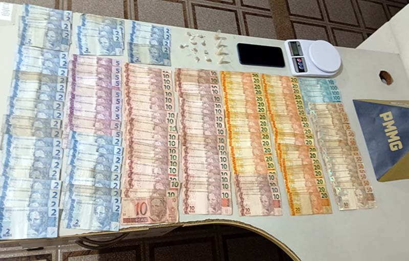 PM desarticula tráfico de drogas em Miraí e prende dois suspeitos