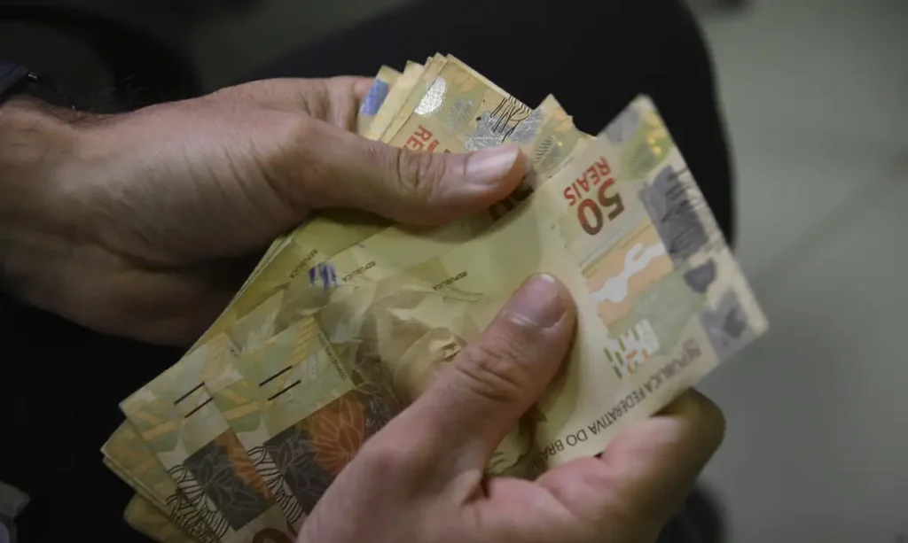 Abono salarial começa a ser pago para nascidos em março e abril