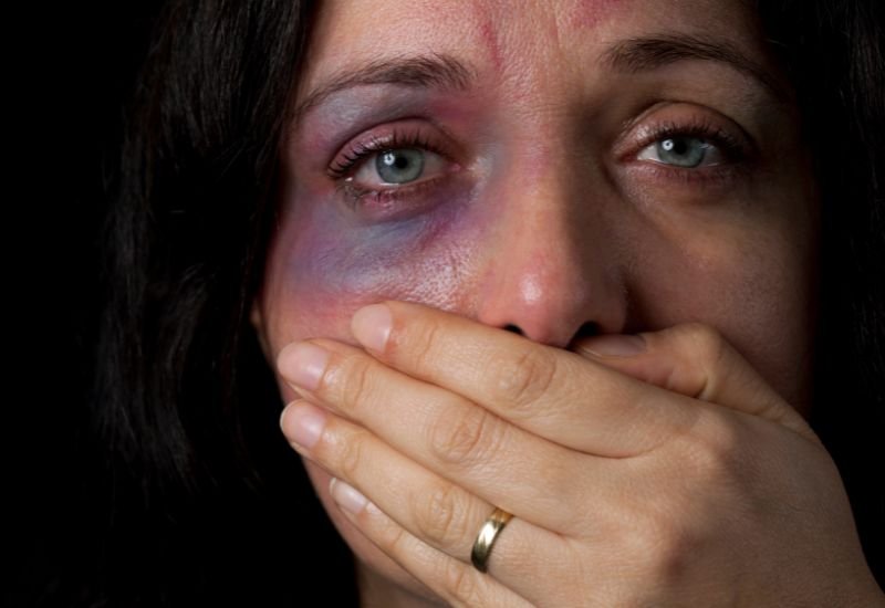 Jovem é agredida dentro de casa após término e ex segue foragido