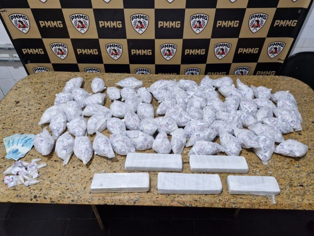 PM apreende mais de 3 mil pinos de cocaína e prende dois homens