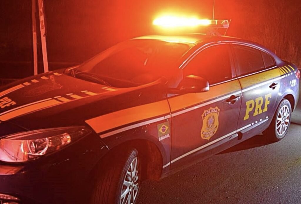 Carro invade contramão, bate em carreta e motorista morre na BR-267