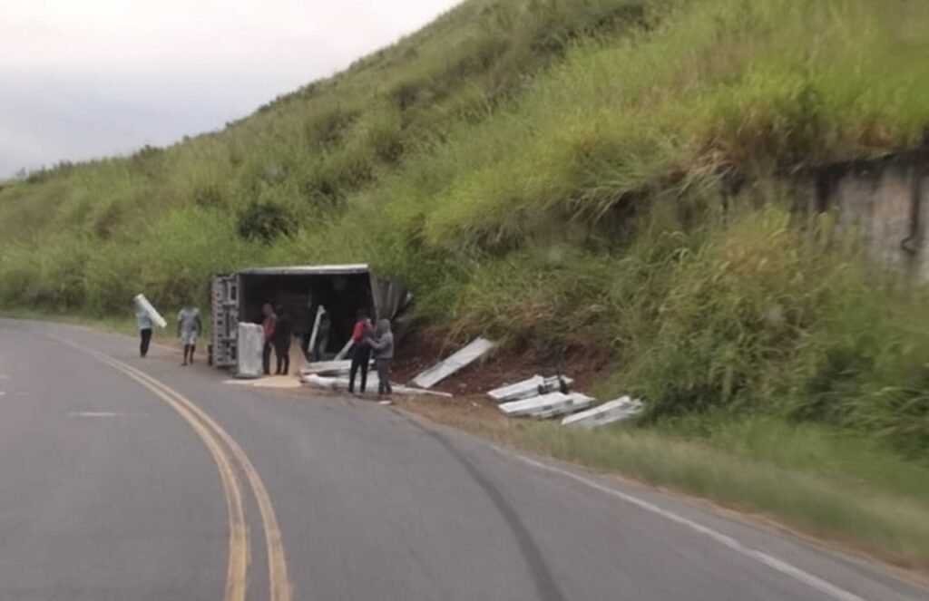Caminhão com esquadrias de alumínio tomba na Serra de Argirita